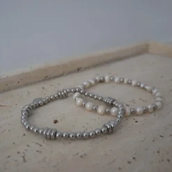 Stainless steel / 14 carate gold sweetwater pearl Grijs